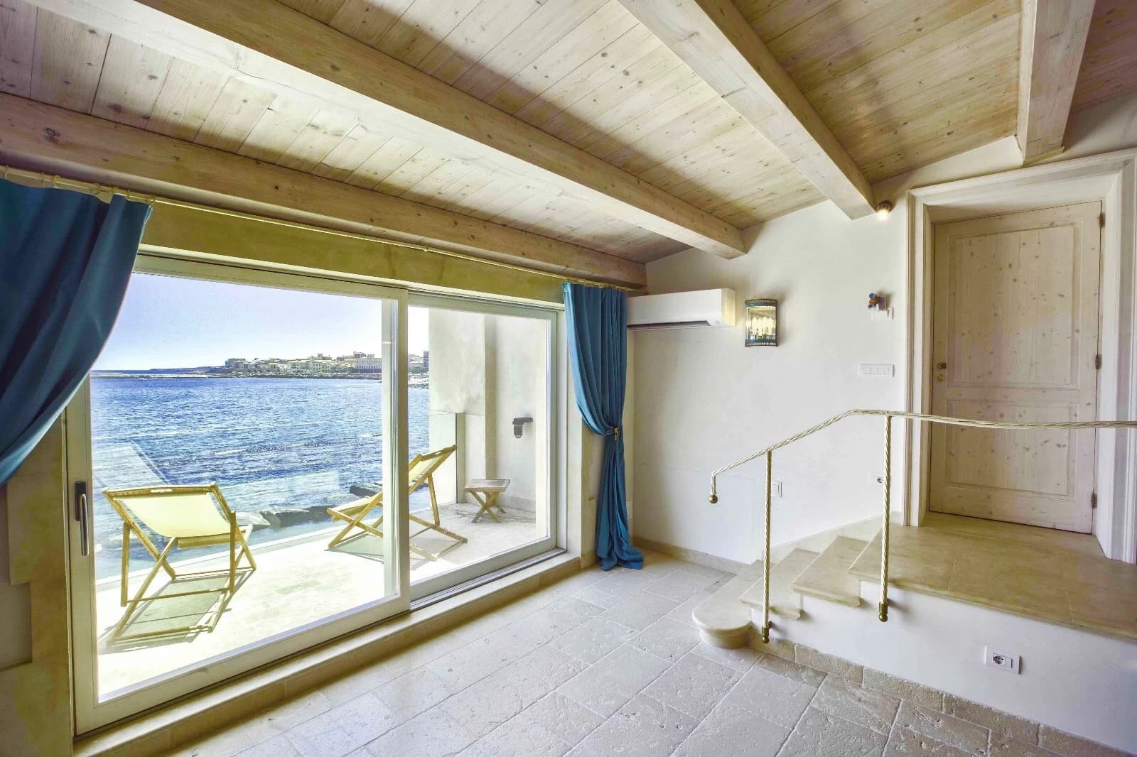 Suite Waves Room — 6