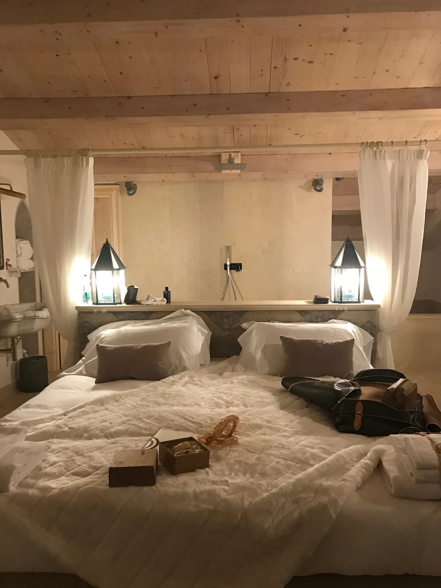Suite Waves Room — 9