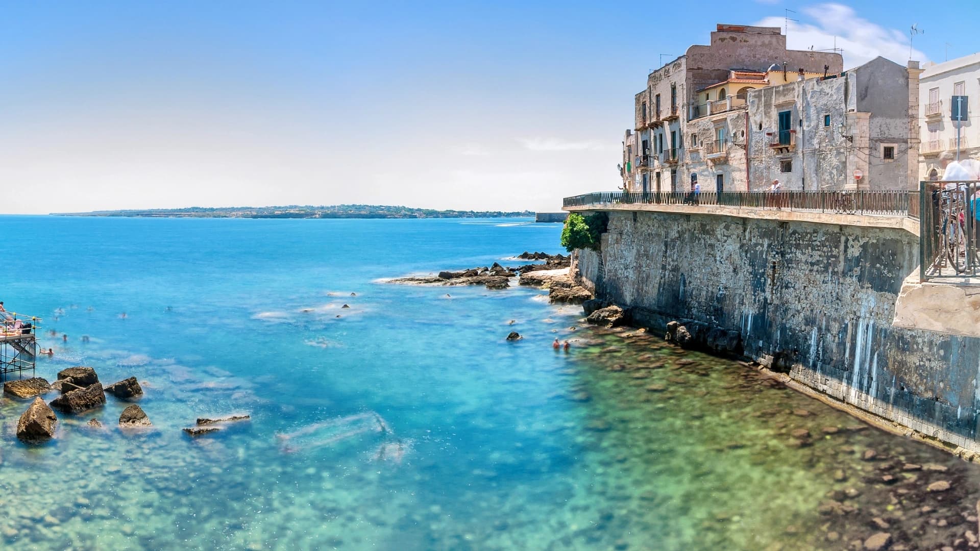 Uferpromenade von Ortigia mit türkisfarbenem Meer, Syrakus